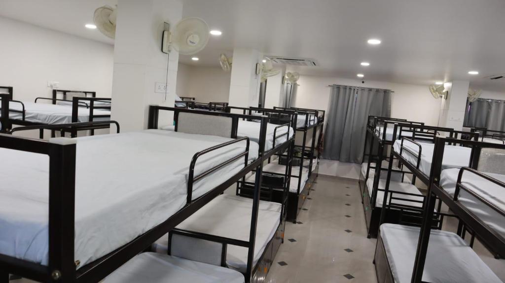 Postel nebo postele na pokoji v ubytování Basera AC DORMITORY & ROOMS
