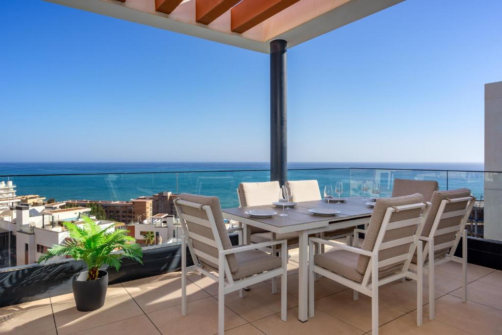 einen Esstisch auf einem Balkon mit Meerblick in der Unterkunft Middel Views flat in El Higueron Ref 64 in Fuengirola