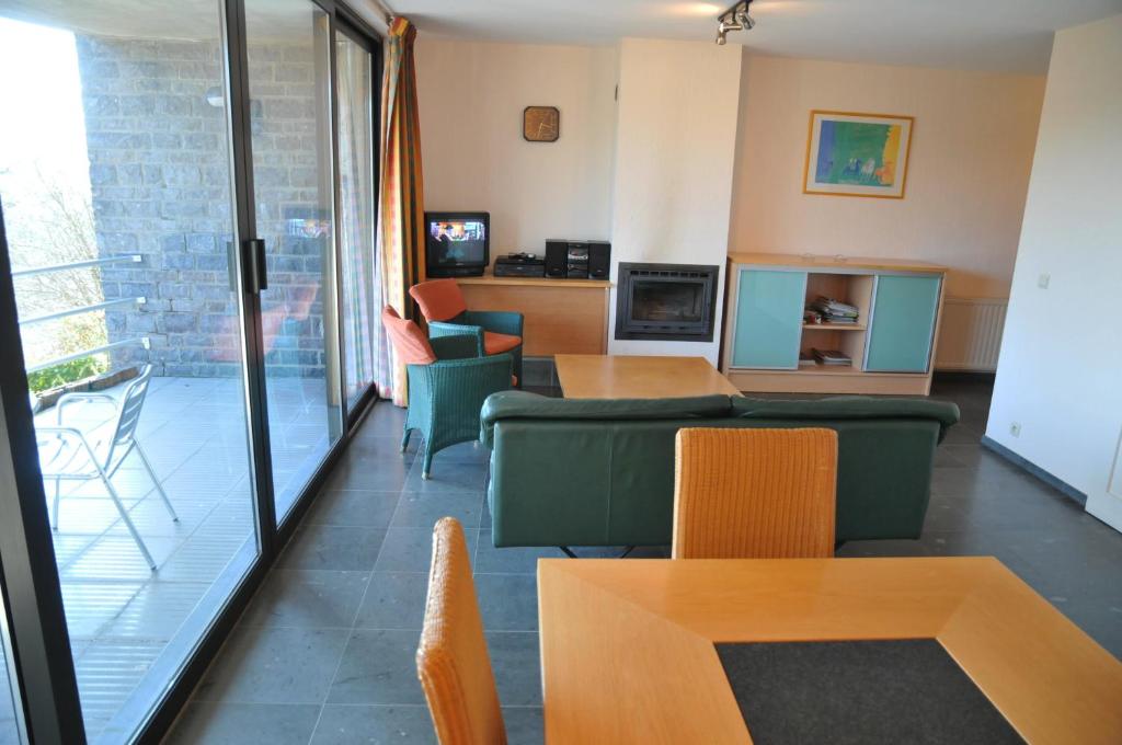 バルヴォーにあるJardins du Golf Durbuyのリビングルーム(ソファ、テーブル付)、バルコニー