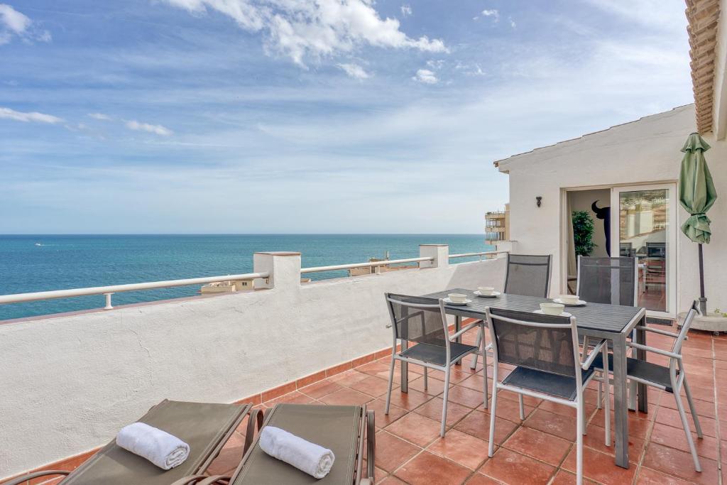 d'un balcon avec une table et des chaises donnant sur l'océan. dans l'établissement Fuengirola apartment close to the beach Ref 06, à Torremolinos