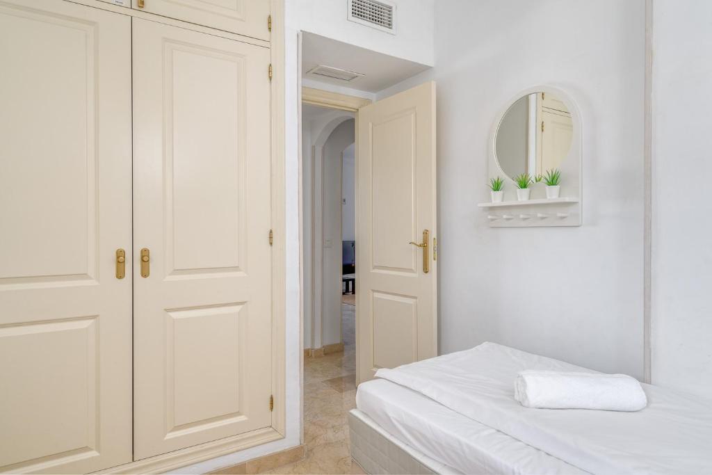 Posteľ alebo postele v izbe v ubytovaní Fuengirola penthouse with seaviews close to the beach by Costarentals - Ref 06