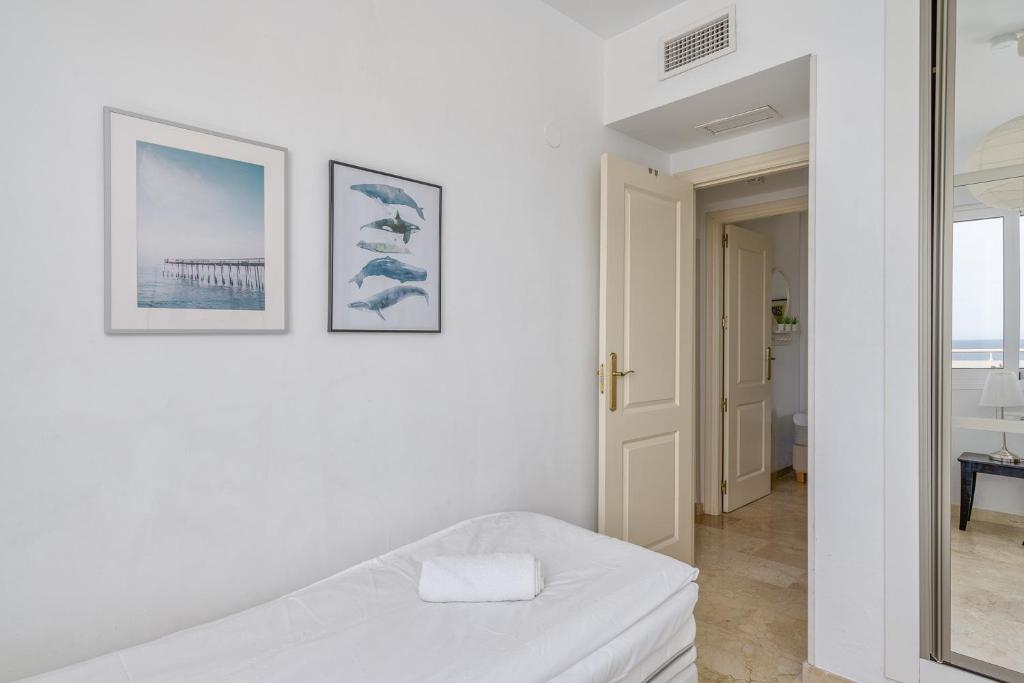 Posteľ alebo postele v izbe v ubytovaní Fuengirola penthouse with seaviews close to the beach by Costarentals - Ref 06