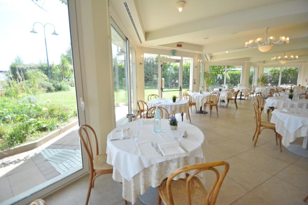 Restaurace v ubytování Hotel Bellevue Beach - sul mare