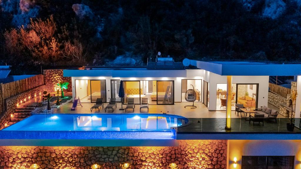 a house with a swimming pool at night at Villa Vilara „Luxus Villa mit Traumaussicht“ in Kas