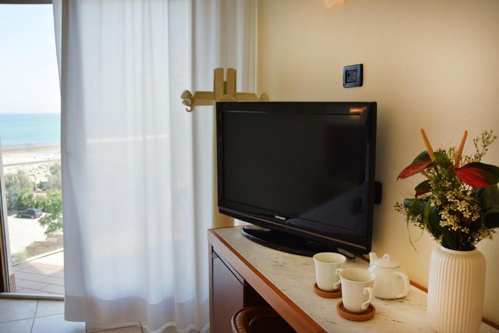 TV a/nebo společenská místnost v ubytování Hotel Bellevue Beach - sul mare