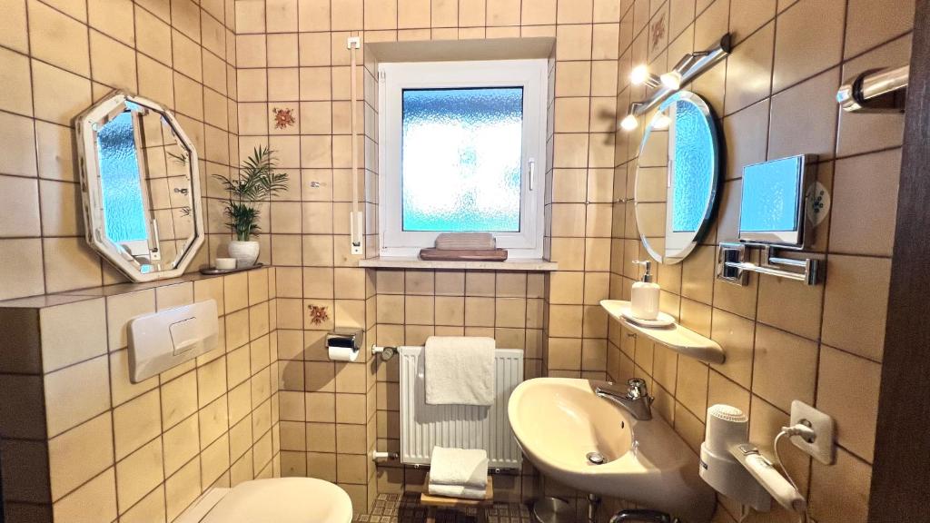 Koupelna v ubytování Unsereins Hotel
