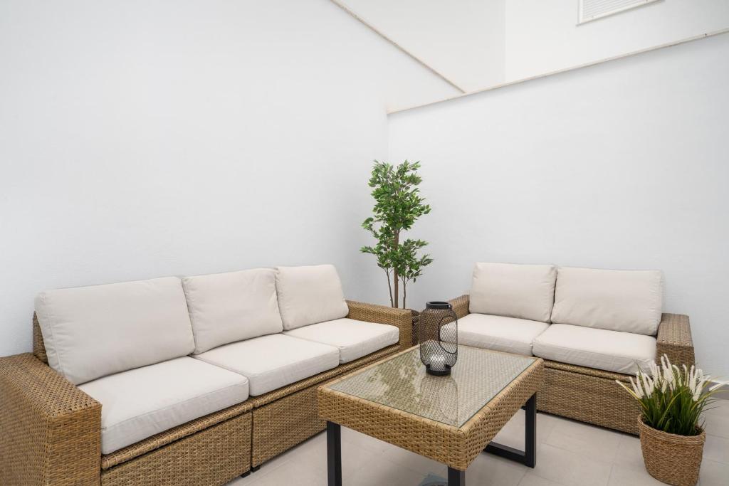 Una sala de estar con dos sofás y una mesa. en Central Family Lodging by Costarentals - Ref 111, en Fuengirola