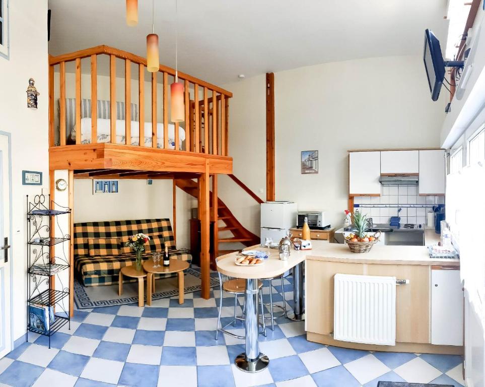 cocina con escalera y mesa en Petite Maison de plage, en Boulogne-sur-Mer