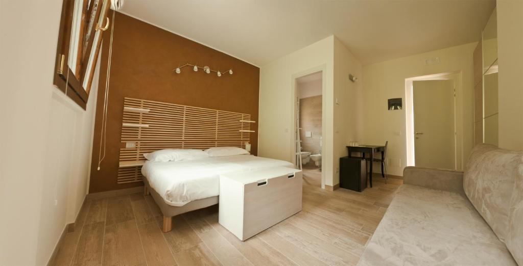 sypialnia z łóżkiem i biurkiem w obiekcie Agriturismo Deviscio w mieście Lecco