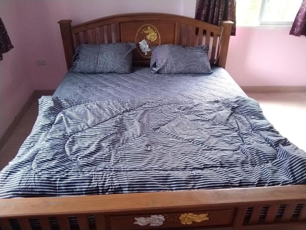 Un pat sau paturi într-o cameră la Apartment