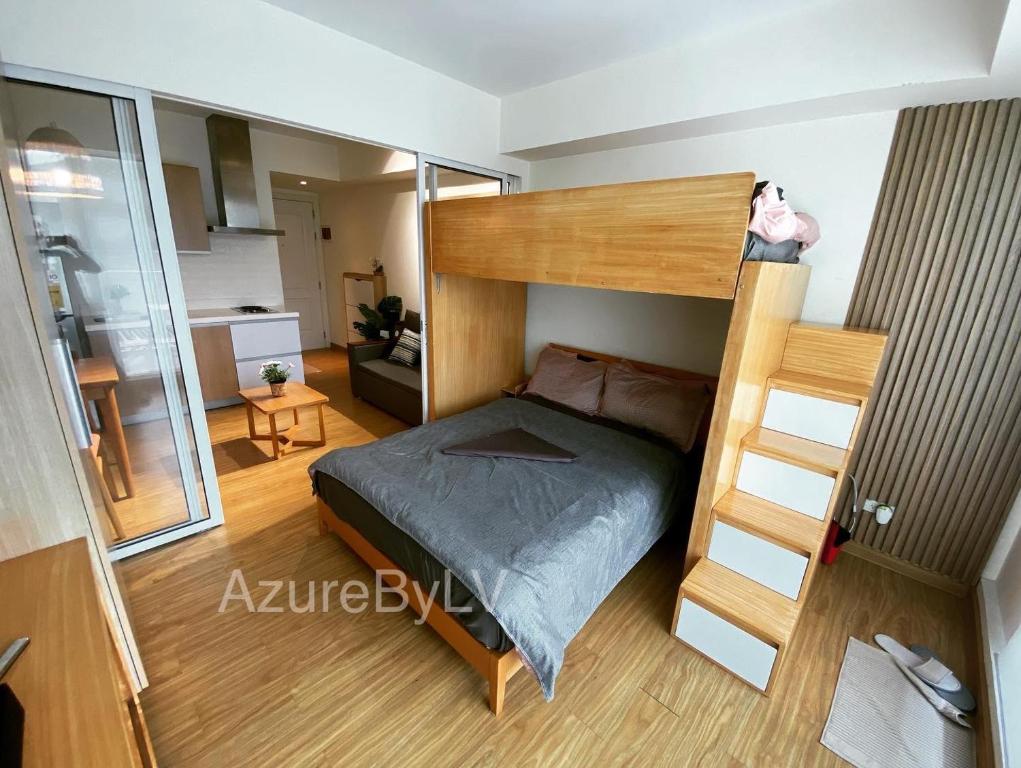 Palanda nebo palandy na pokoji v ubytování Azure Urban Resort Staycation by LV