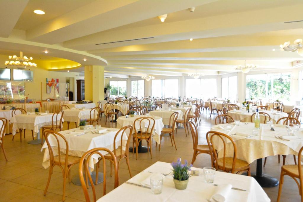 Restaurace v ubytování Hotel Bellevue Beach - sul mare