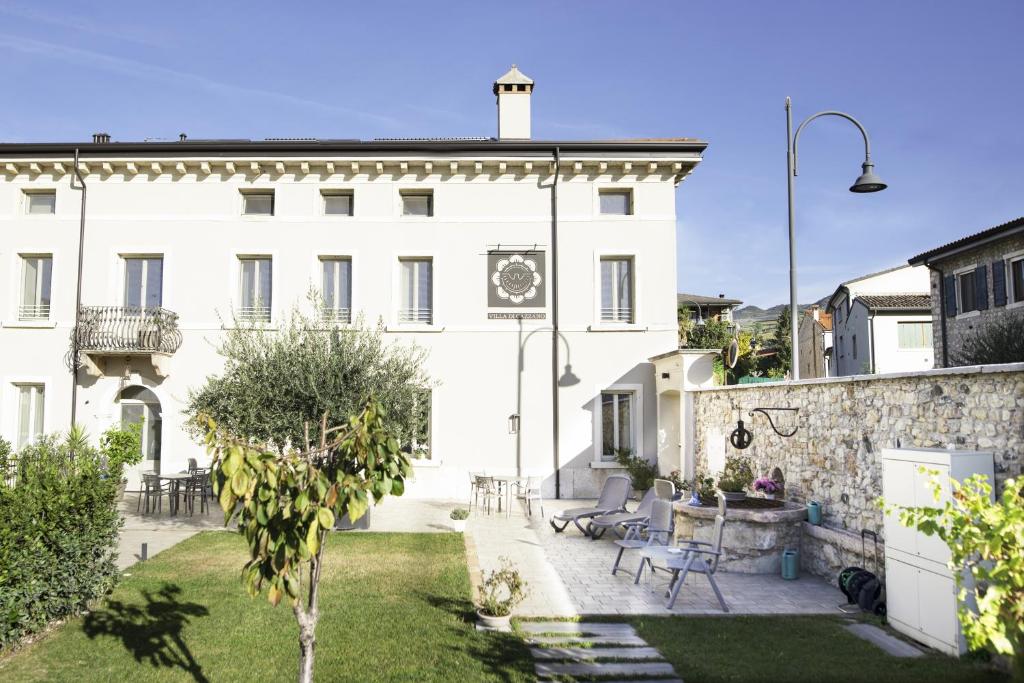 ソアーヴェにあるVilla di Cazzano - BioLuxury Livingの白い建物