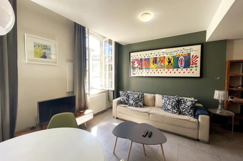 sala de estar con sofá y mesa en Matisse 50 - Appartement Avignon centre, en Aviñón