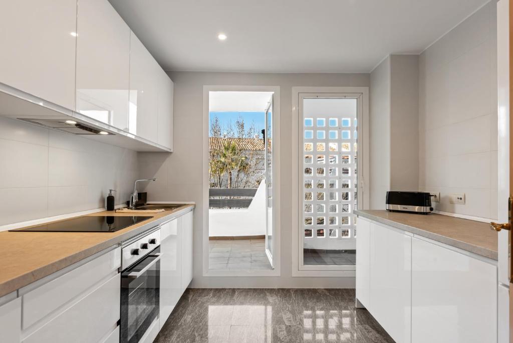 Kuchyňa alebo kuchynka v ubytovaní Estepona apartment with terrace and pool by Costarentals - Ref M16