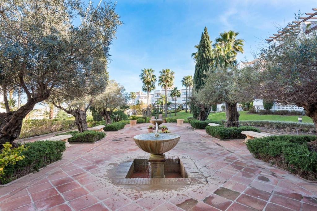 Vonkajšia záhrada v ubytovaní Estepona apartment with terrace and pool by Costarentals - Ref M16