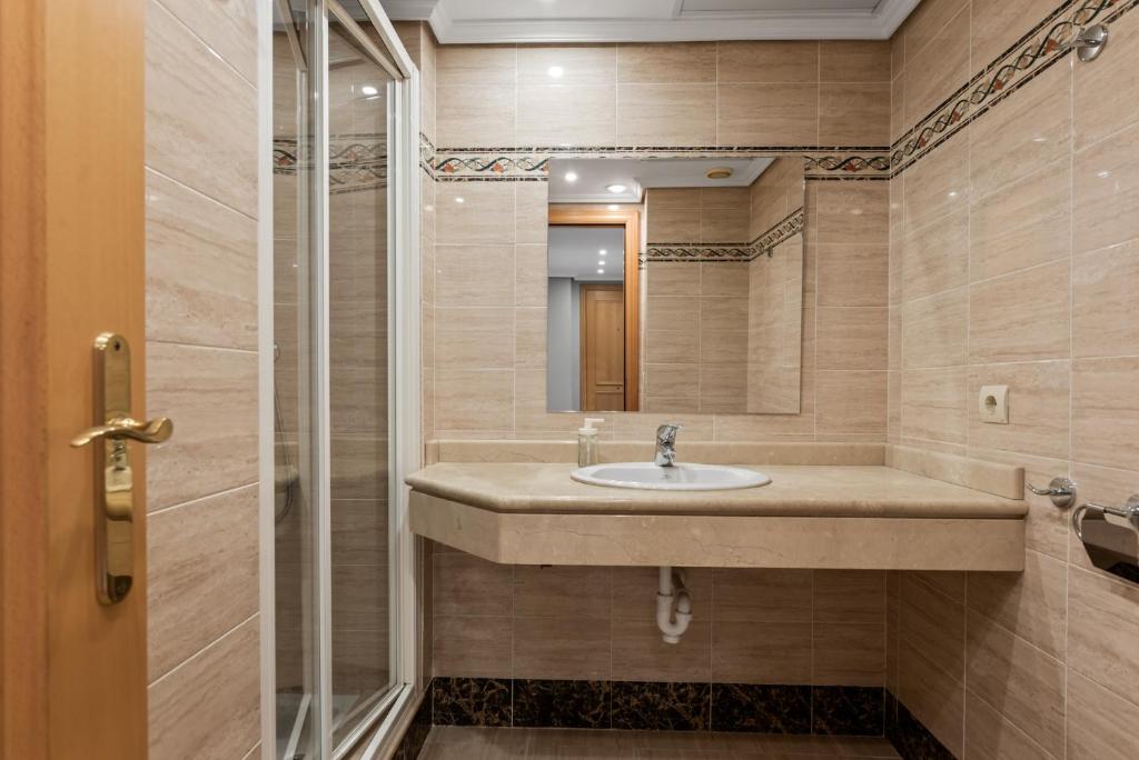 Kúpeľňa v ubytovaní Estepona apartment with terrace and pool by Costarentals - Ref M16