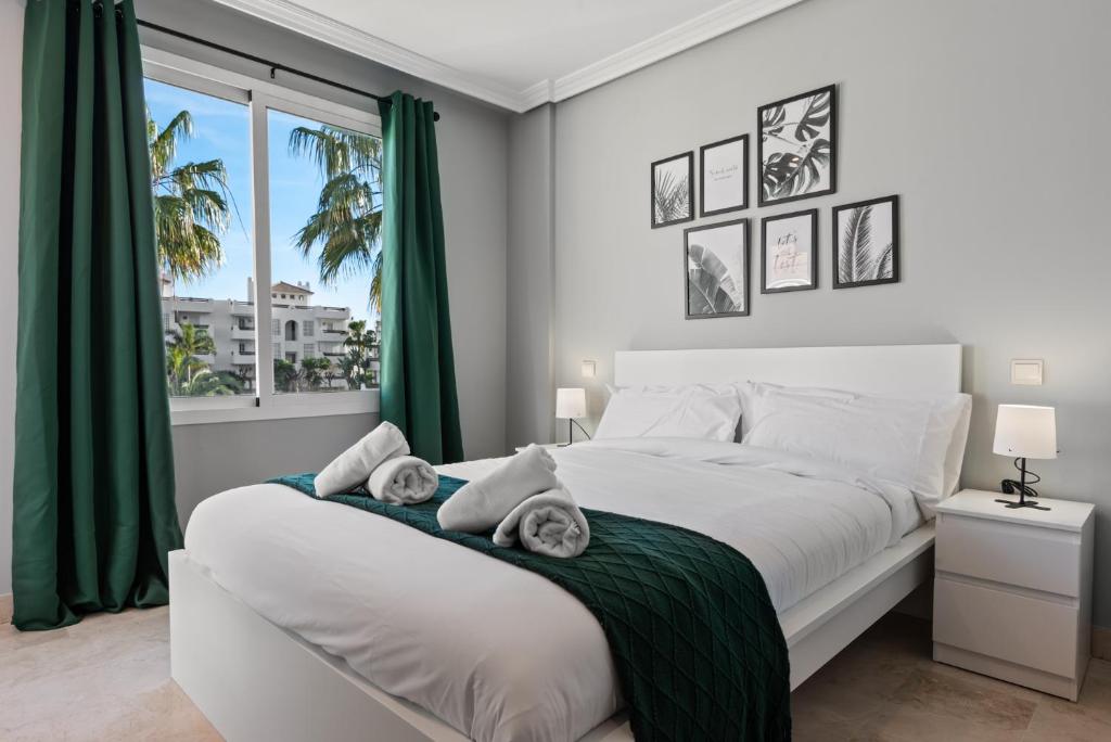 Posteľ alebo postele v izbe v ubytovaní Estepona apartment with terrace and pool by Costarentals - Ref M16