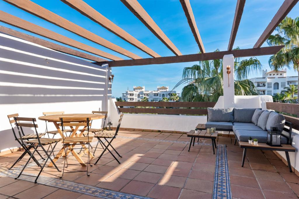 Balkón alebo terasa v ubytovaní Estepona apartment with terrace and pool by Costarentals - Ref M16