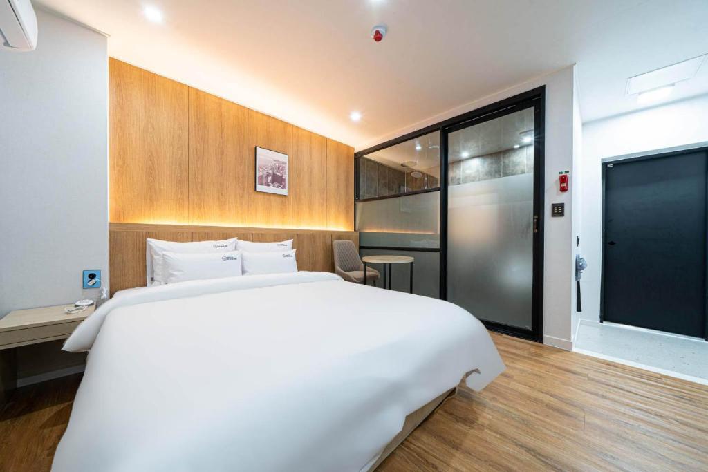 Un pat sau paturi într-o cameră la Hotel Haeseong