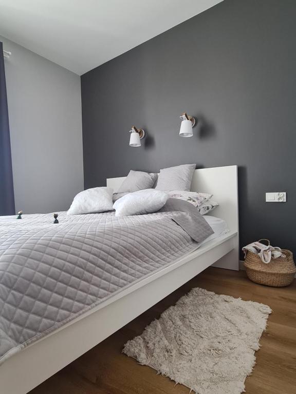 מיטה או מיטות בחדר ב-Posnania Comfort Apartment, free parking, self check-in 24h