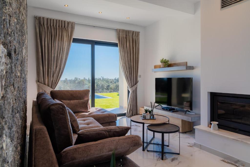 A television and/or entertainment centre at Villa Olivum by PosarelliVillas