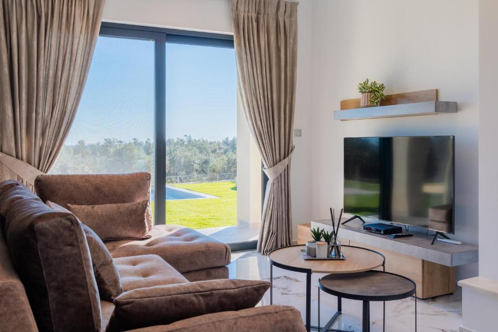 A television and/or entertainment centre at Villa Olivum by PosarelliVillas