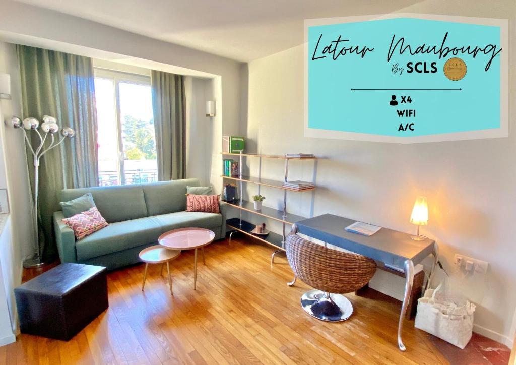 een woonkamer met een bank en een tafel bij Latour Maubourg By SCLS Locations in Cannes