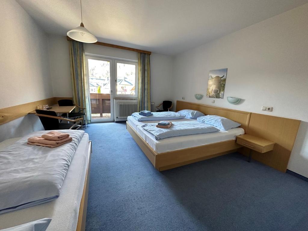 Postel nebo postele na pokoji v ubytování Frühstückspension Monika, B&B in Kaprun including SUMMERCARD