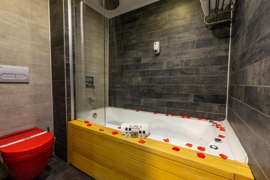 A bathroom at Kuhla Hotel