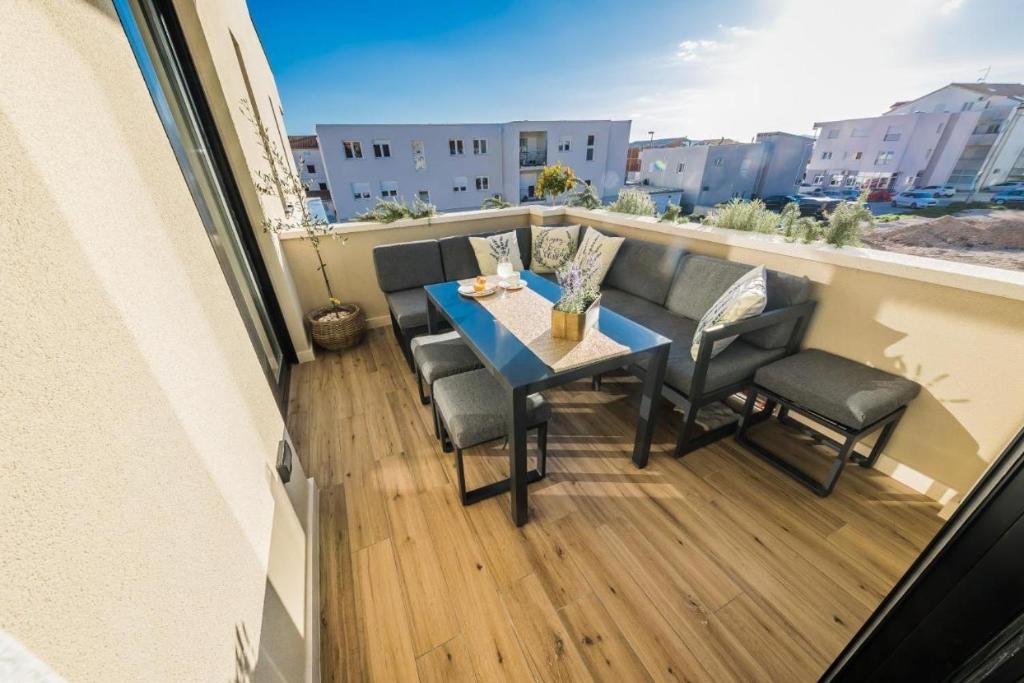 Balcony o terrace sa Apartment in Kastel Kambelovac with balcony, air conditioning, W-LAN, washing machine 5143-1