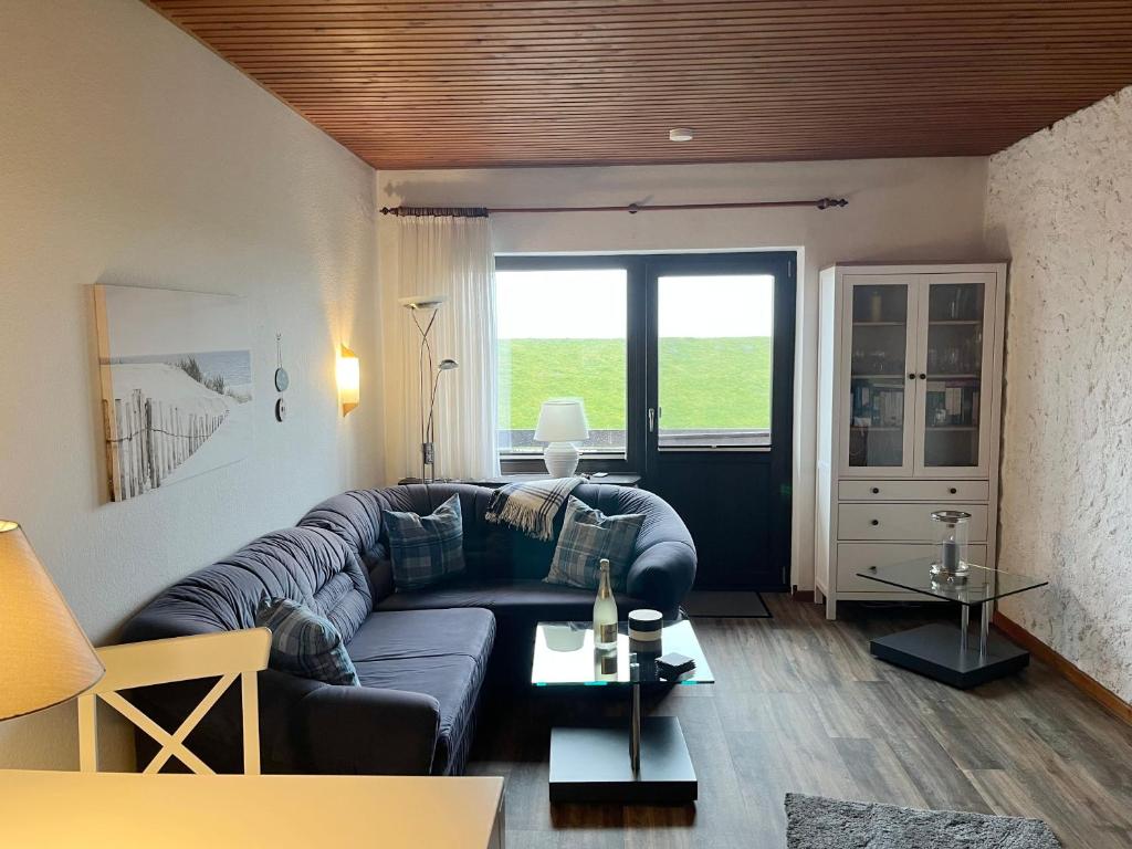 Haus Lith - Fewo Olesen في نوردستراند: غرفة معيشة مع أريكة وطاولة