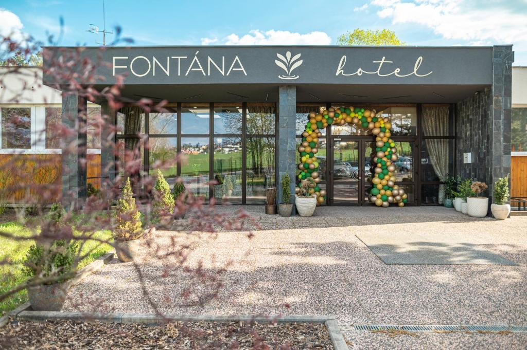 Hotel Fontána في برنو: واجهة متجر مع لافتة تنص على رفع famanna