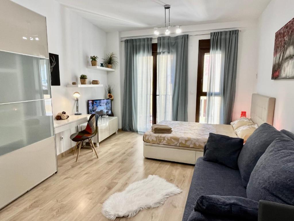 salon z kanapą i łóżkiem w obiekcie Dream Loft w Alicante
