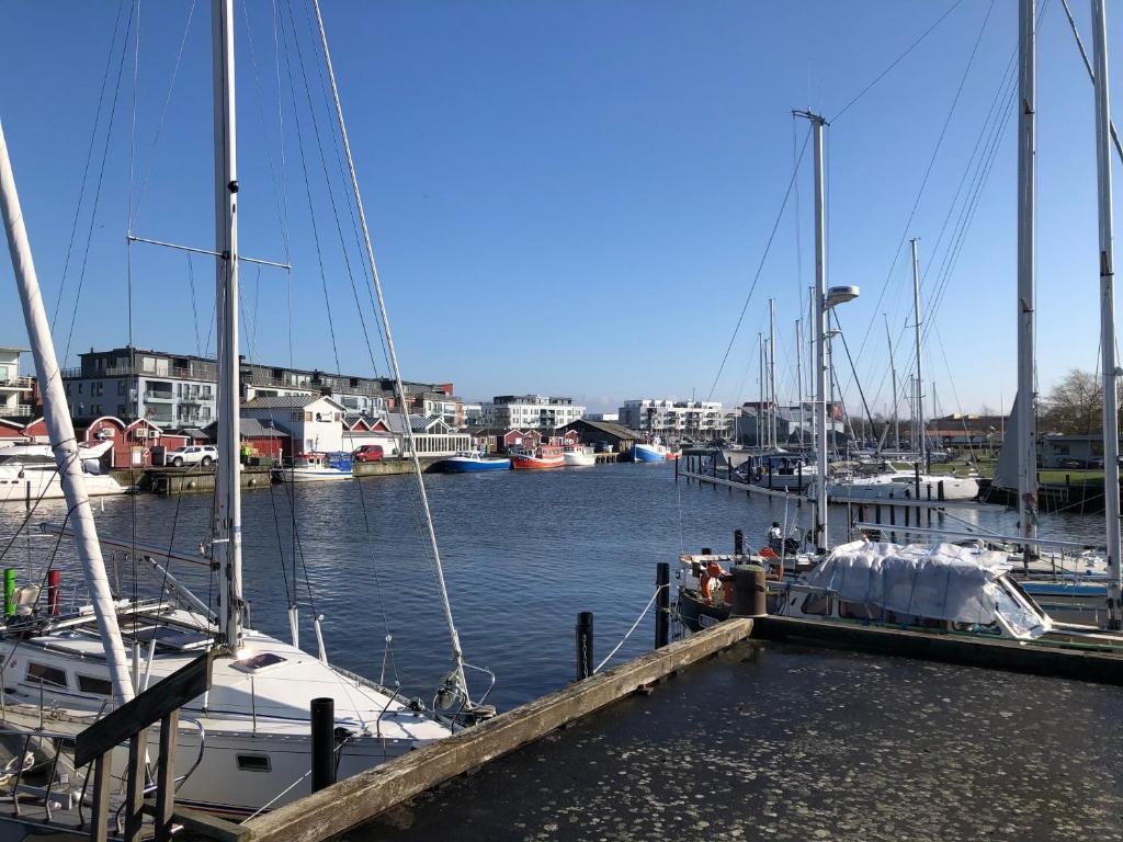 un grupo de barcos atracados en un puerto deportivo en Lomma Station Inn Loft, en Lomma