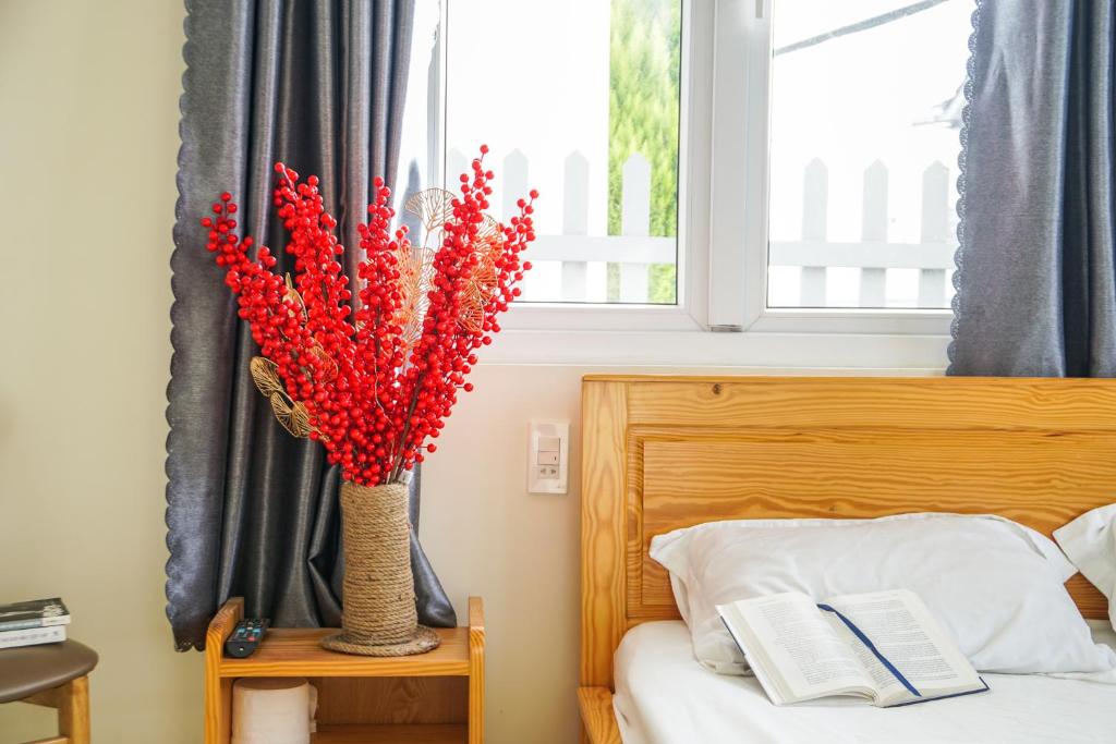 Giường trong phòng chung tại Môn Bạc Home