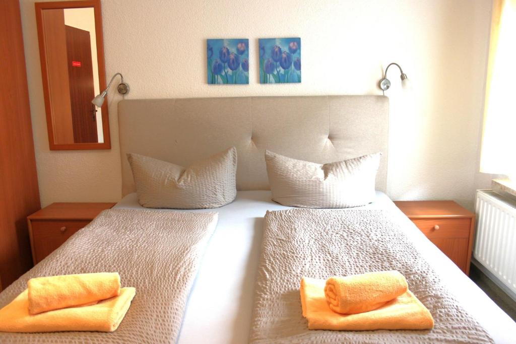 ein Schlafzimmer mit einem Bett mit zwei Handtüchern darauf in der Unterkunft Pension An der Kamske DZ 1 in Lübbenau