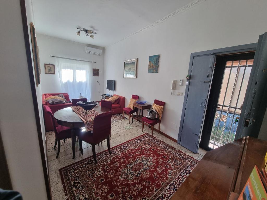 sala de estar con mesa y sillas y comedor en A Casa di Zio, en Campagnano di Roma