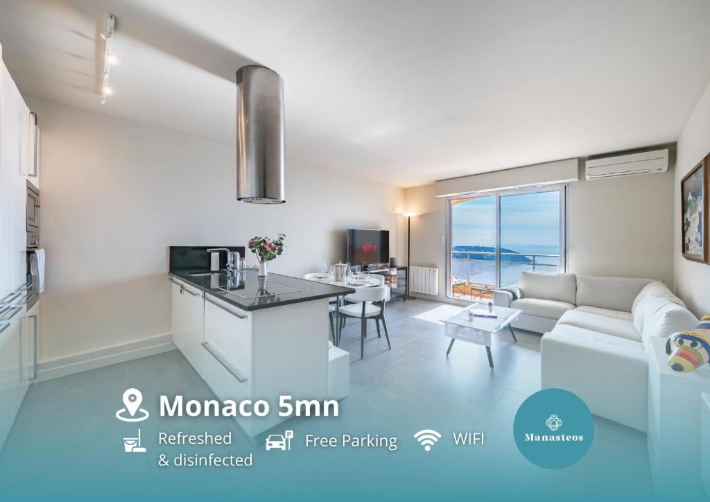 kuchnia i salon z kanapą i stołem w obiekcie Baie Roquebrune, Balcon Vue Mer, Parking Gratuit - AO w mieście Roquebrune-Cap-Martin