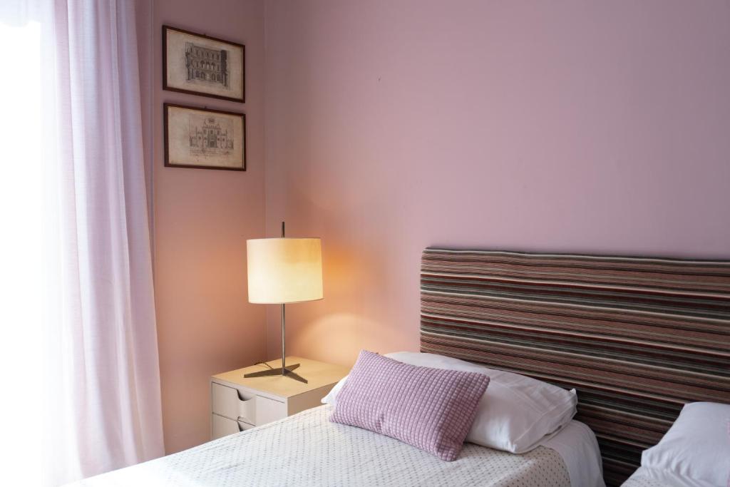 una camera con letto e lampada su comodino di Casa dei Ruscelli a Bari