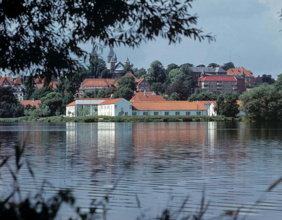 uma ilha no meio de um corpo de água em Golf Hotel Viborg em Viborg