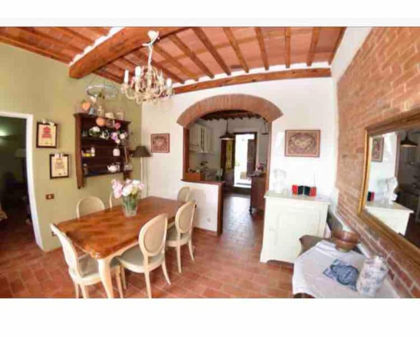 盧卡的住宿－Casamalu，用餐室以及带桌椅的起居室。