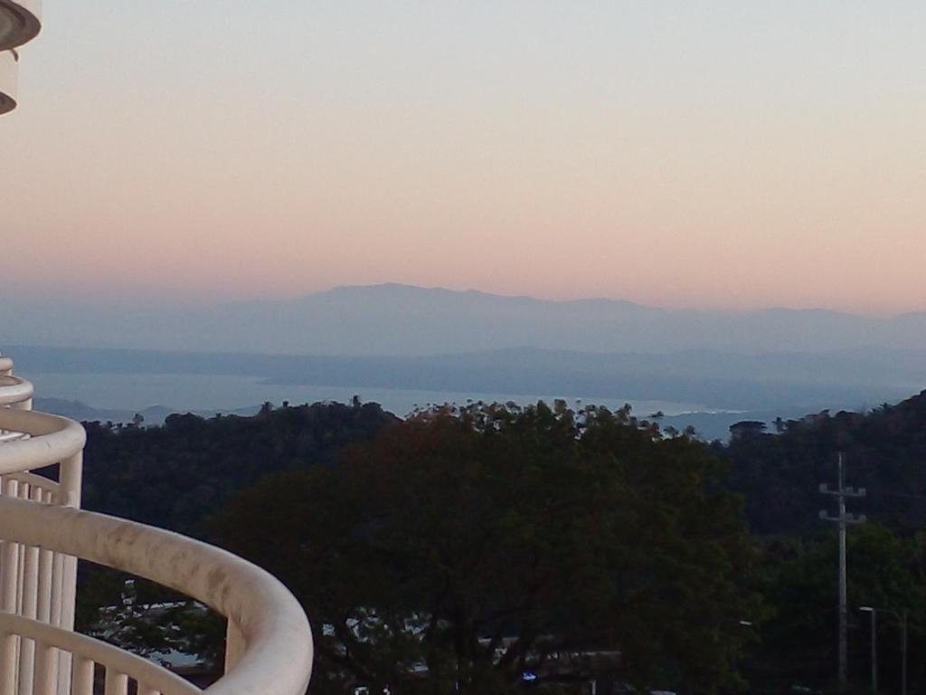 Tagaytay Prime Residences with Swimming Pool & Viewing Deck - Apartment With Shower