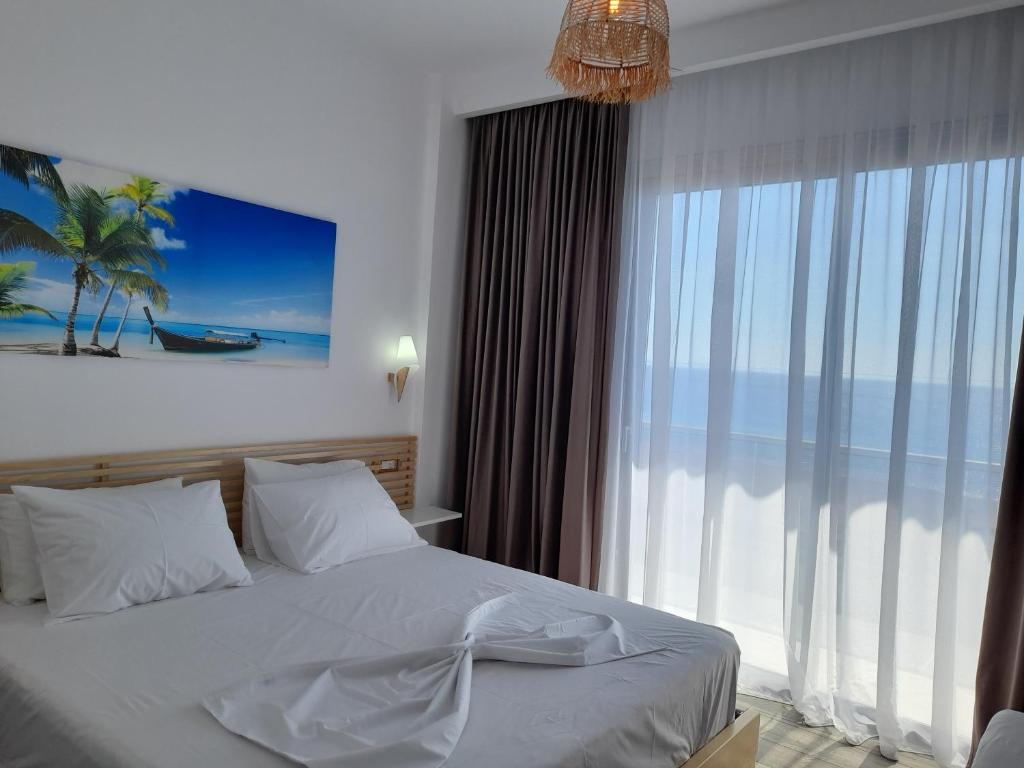 Кровать или кровати в номере Anxhelos Hotel