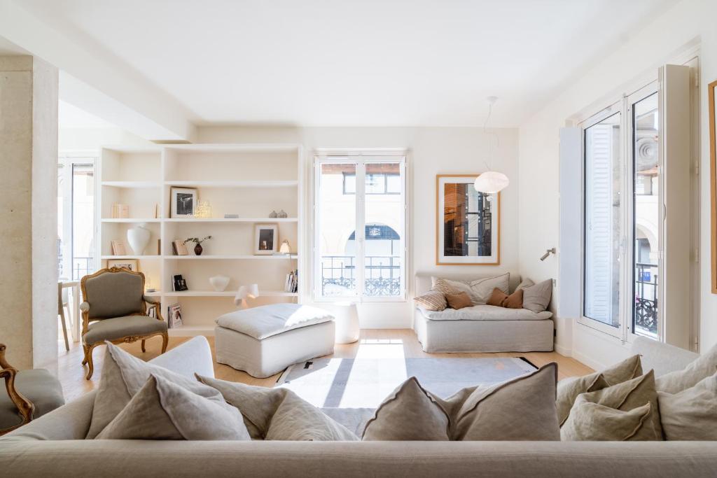un salon avec un canapé et une chaise dans l'établissement Veeve - Alabaster Bright, à Paris