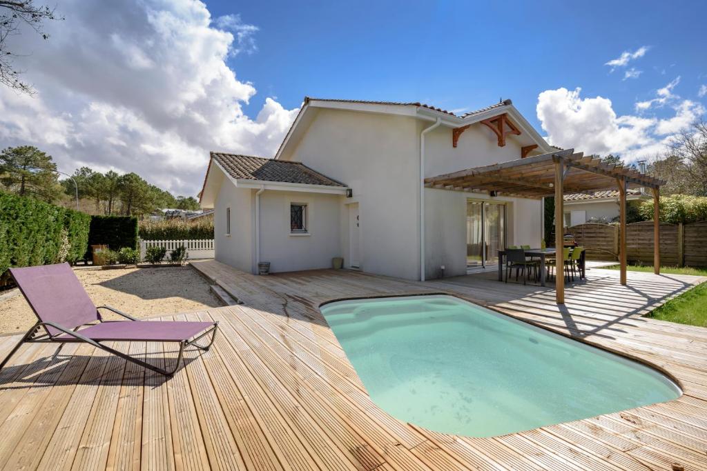 dom z basenem na drewnianym tarasie w obiekcie La Perlière - Avec piscine proche du golf w mieście La Teste-de-Buch