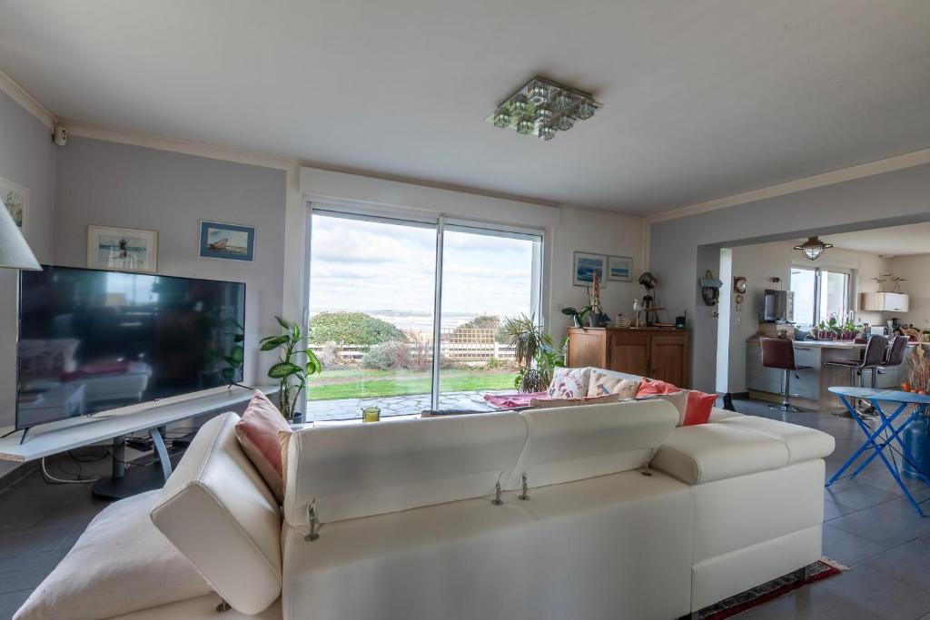 Telewizja i/lub zestaw kina domowego w obiekcie La Marée - Face à la mer et avec piscine privée