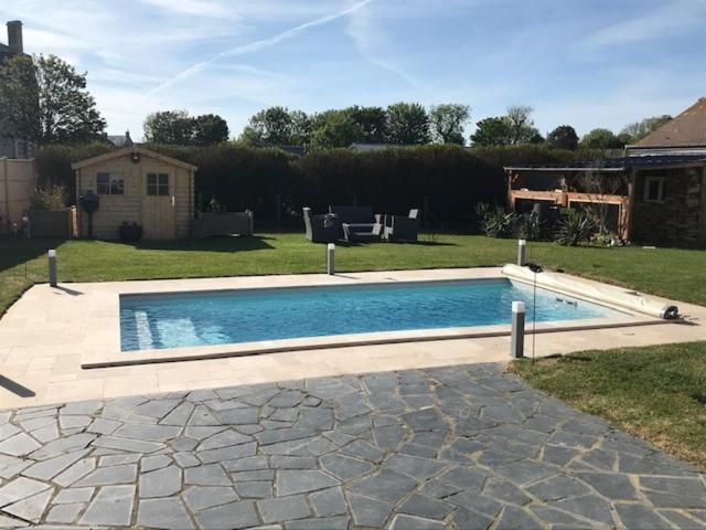 basen w ogrodzie z domem w obiekcie La Marée - Face à la mer et avec piscine privée w mieście Asnelles