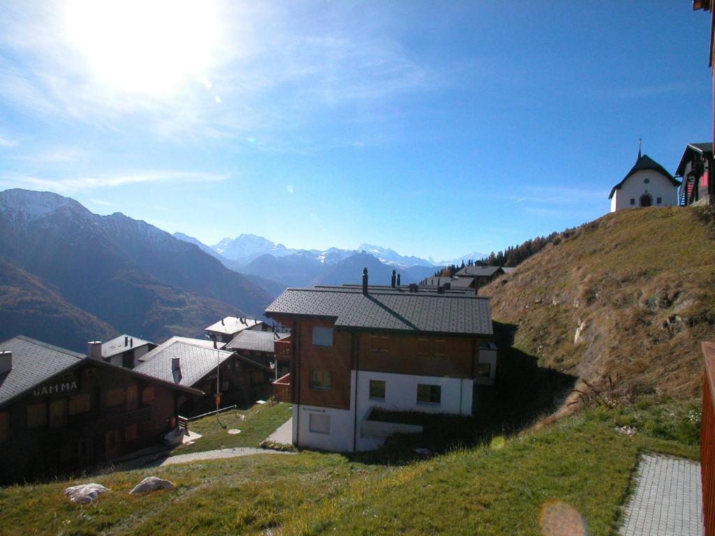 ein kleines Dorf auf einem Hügel mit einer Kirche in der Unterkunft Ambiente Bettmeralp | A10 in Bettmeralp