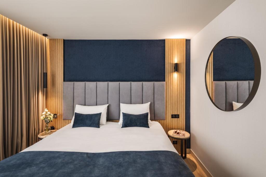 Postel nebo postele na pokoji v ubytování Hôtel & Spa Le Maury, Vannes, The Originals Boutique
